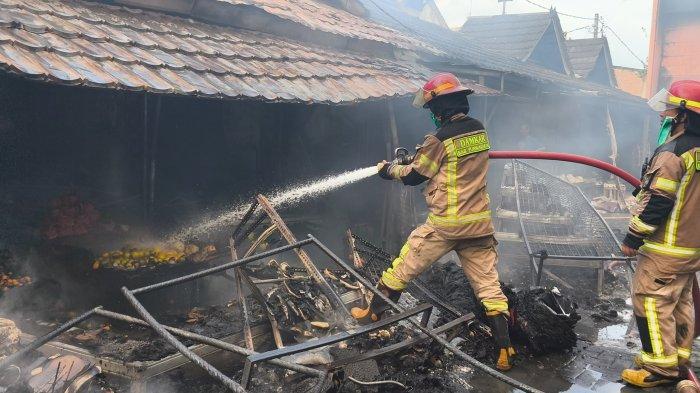 KEBAKARAN DI PURWAKARTA - Petugas Damkar Purwakarta saat melakukan pemadaman di Pasar Jumaah Kelurahan Nagri Kaler, Kecamatan/Kabupaten Purwakarta, Jawa Barat pada Jumat (21/3/2025) pagi
