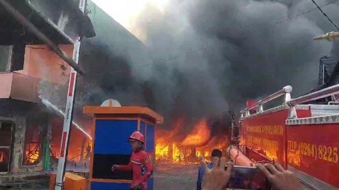 KEBAKARAN DI PURWAKARTA- Petugas Damkar Purwakarta saat melakukan pemadaman di Pasar Jumaah Kelurahan Nagri Kaler, Kecamatan/Kabupaten Purwakarta, Jawa Barat pada Jumat (21/3/2025) pagi