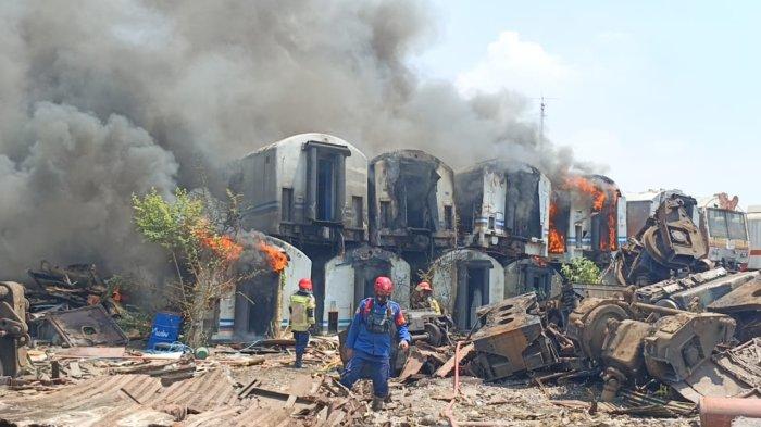 Petugas Damkar Purwakarta saat melakukan pemadaman terhadap sembilan bangkai gerbong kereta yang alami kebarakan, Kamis (31/8/2023)