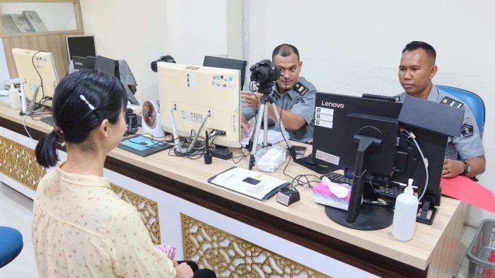 Petugas Imigrasi tengah melayani masyarakat yang ingin membuat paspor