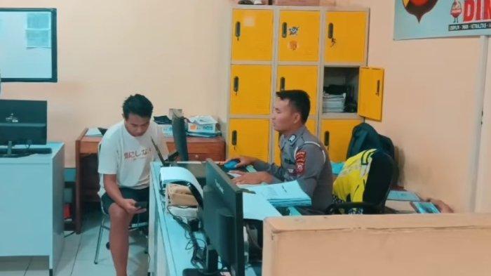 Petugas Satlantas Polres Majalengka saat meminta keterangan pemilik mobil yang melakukan aksi drifting di Mapolres Majalengka, Jalan KH Abdul Halim, Kecamatan/Kabupaten Majalengka, Senin (21/8/2023)