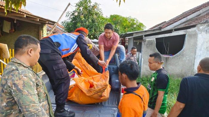 Petugas kepolisian saat mengevakuasi jenazah Poltak Ronal Alam Setiawan (29) yang tewas tertemper kereta api di KM 213+3/4, petak jalan Cirebon-Cangkring, wilayah Desa Cangkring, Kecamatan Plered, Kabupaten Cirebon, Selasa (8/10/2024) kemarin