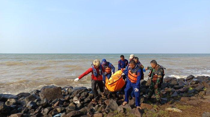 Petugas saat mengevakuasi mayat perempuan tanpa identitas di Pantai Ujung Ori Desa Patrol Lor, Kecamatan Patrol, Kabupaten Indramayu, Rabu (10/7/2024)