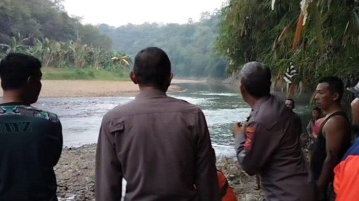 Polisi dan Sejumlah warga saat melakukan upaya pencarian korban tenggelam di Sungai Cisokan, Cianjur, Minggu (16/7/2023)