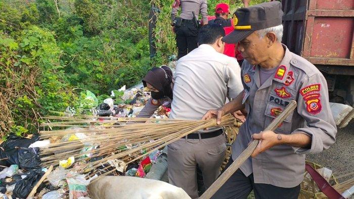 Polisi dibantu TNI, petugas DLH, elemen masyarakat dan mahasiswa menggelar kegiatan bersih-bersih sampah berserakan di jalan menuju objek wisata Paralayang Majalengka, Kamis (13/7/2023).