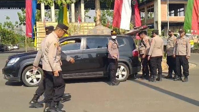 Polisi saat memeriksa kendaraan mobil milik istri Panji Gumilang di gerbang utama Ponpes Al Zaytun Indramayu, Jumat (4/8/2023).