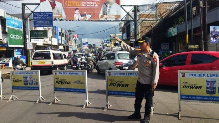 Polisi saat melakukan pengaturan arus lalu lintas yang terjadi kepadatan di Lembang, Minggu (9/7/2023)