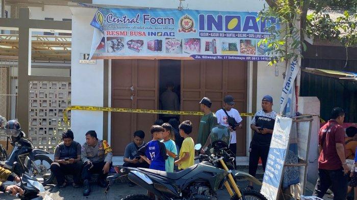 Polres Indramayu saat melakukan olah TKP di lokasi perampokan Agen BRILink di Jalan Siliwangi Kelurahan Paoman, Kecamatan/Kabupaten Indramayu, Jumat (19/7/2024)