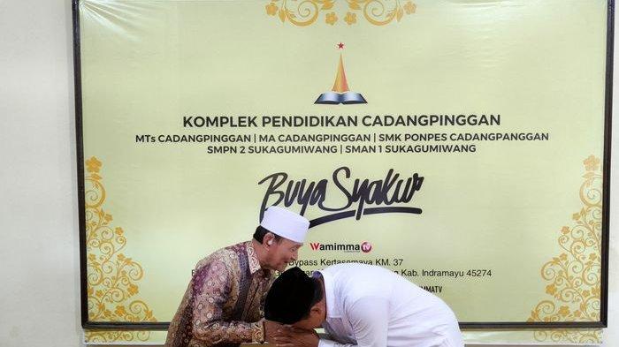 Wakil Gubernur Jawa Barat Uu Ruzhanul Ulum bersama KH Abdul Syakur Yasin MA  di Ponpes Cadangpinggan Indramayu, Rabu (6/4/2022).