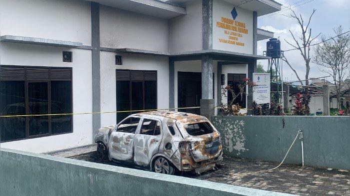 Posko pemenangan Calon Legislatif (Caleg) DPR RI Dapil Jawa Barat tiga dari Partai Kebangkitan Bangsa (PKB) Neng Eem di Kampung Cibadak, Desa Sukanagalih, Kecamatan Pacet, Kabupaten Cianjur dilempar bom molotov oleh Orang Tidak Dikenal (OTK), Sabtu (17/2/2024).