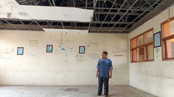 SMK VETERAN CIREBON - Potret kondisi ruang kelas rusak di SMK Veteran Cirebon yang sudah lama tidak digunakan akibat minimnya jumlah siswa baru setiap tahunnya