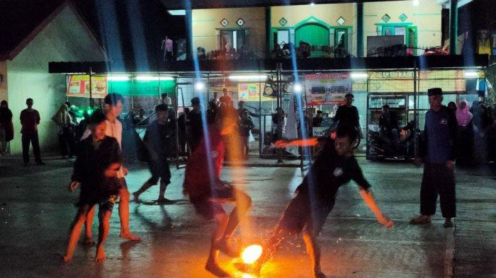 Potret para pemuda yang tergabung dalam Himpunan Pemuda-pemudi Sukamandi (Hippsu) di Desa Pasanggrahan, Kecamatan Maja, Kabupaten Majalengka menggelar pertandingan sepak bola api menyambut tahun baru Islam, Selasa (18/7/2023)