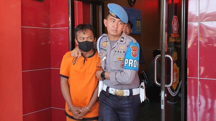 Petugas saat menggiring tersangka AHA dalam konferensi pers di Mapolres Majalengka, Jalan KH Abdul Halim, Kecamatan/Kabupaten Majalengka, Selasa (8/8/2023).