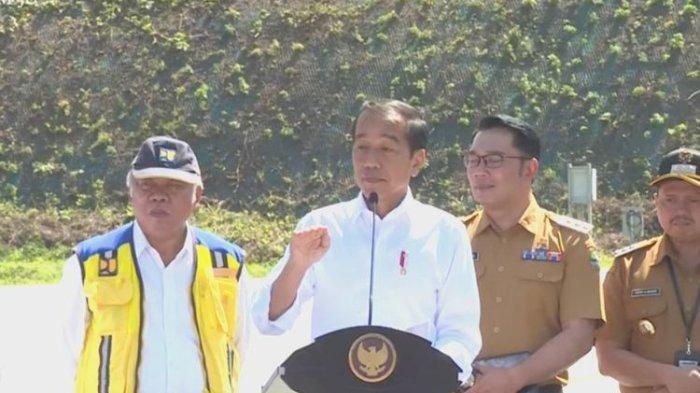 Presiden Joko Widodo saat meresmikan Jalan Tol Cileunyi, Sumedang dan Dawuan (Cisumdawu) yang ada di Kabupaten Sumedang, Provinsi Jawa Barat pada Selasa (11/7/2023)