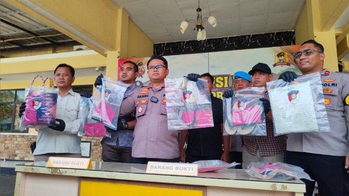 Kapolres Indramayu saat konferensi pers ungkap kasus pembunuhan tengah sawah Singaraja Indramayu di Mapolres Indramayu, Kamis (26/10/2023).