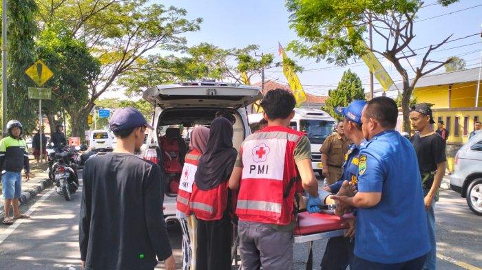 Proses Evakuasi korban kecelakaan tunggal di Jalan Jenderal Sudirman tepatnya di Gapura Selamat Datang Ciamis, Senin (26/6/2023)