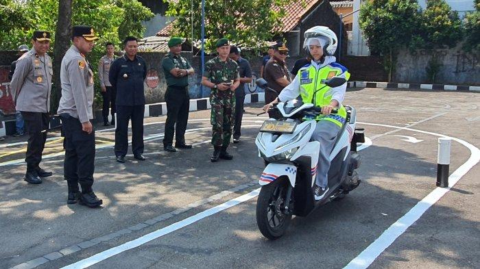 Puspita Dewijayanti saat mengikuti ujian praktik SIM C di Mapolres Majalengka, Jalan KH Abdul Halim, Kecamatan/Kabupaten Majalengka, Rabu (9/8/2023)