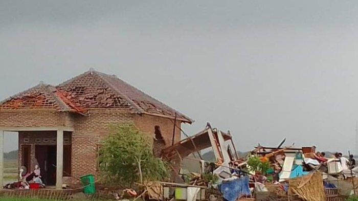 Tangkapan layar kondisi rumah warga di Desa Dadap, Indramayu, seusai diterjang angin puting beliung, Kamis (4/1/2024).