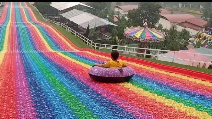 Seorang anak bermain rainbow slide di D'Castello, Subang.