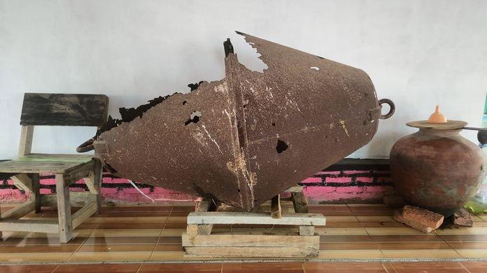 Rambu laut atau suar kuno yang ditemukan saat berada di Situs Ma Gede Taswi di Desa Tawangsari, Kecamatan Arahan, Kabupaten Indramayu, Minggu (9/7/2023) 