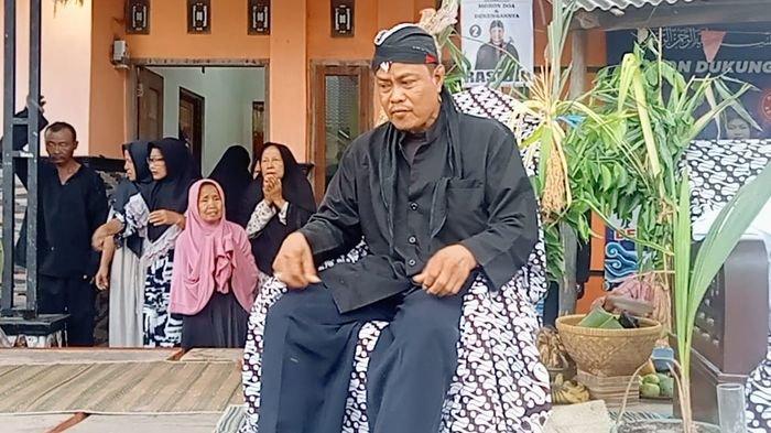 Rasidin (54), seorang pedagang es dan rujak di Desa/Kecamatan Suranenggala, Kabupaten Cirebon jadi Kuwu terpilih dalam Pilwu serentak 2023.