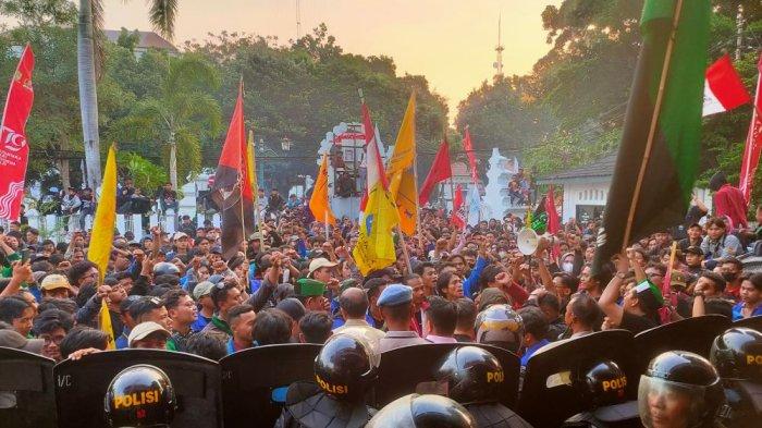 Ratusan mahasiswa dari berbagai universitas yang tergabung dalam Cipayung Plus Cirebon kembali menggelar aksi unjuk rasa di depan Gedung DPRD Kota Cirebon, Jumat (23/8/2024)