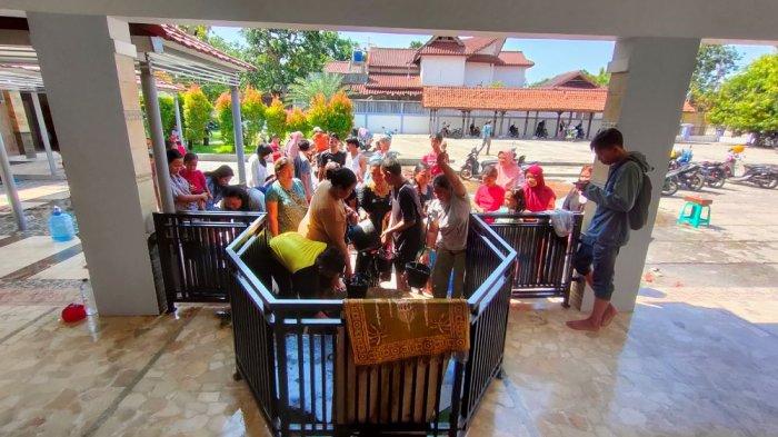 Ratusan orang mandi di Sumur Pengantin di Masjid Pusaka Baiturrahmah Desa Dermayu, Kecamatan Sindang, Kabupaten Indramayu, Jumat (28/7/2023)