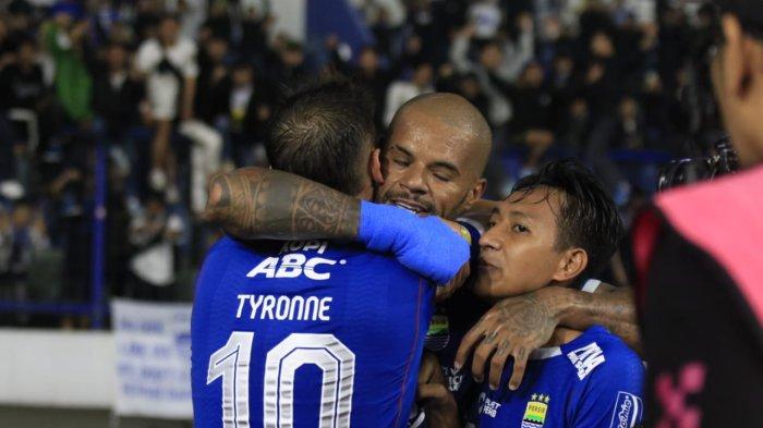 SELEBRASI GOL DDS - David da Silva merayakan gol bersama Tyronne Del Pino dan Beckham Putra. Di laga ini Persib Bandung menang 4-1 atas Persik Kediri.