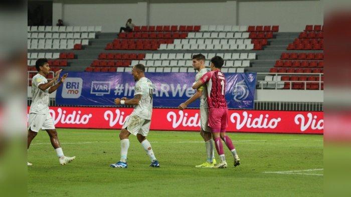 RAYAKAN KEMENANGAN - Pemain Persib Bandung Nick Kuipers, Kevin Mendoza, Gustavo Franca, dan Ahmad Agung merayakan kemenangan Persib Bandung atau PSIS Semarang di Stadion Jatidiri, Minggu (10/2/2025). Di laga ini Maung Bandung menang 1-0.