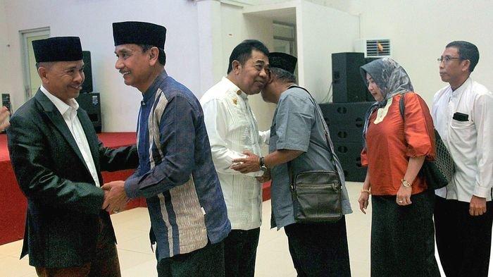 Rektor UGJ, Mukarto Siswoyo (kiri), dan Ketua YPSGJ, Dadang Sukandar Kasidin (ketiga kiri), saat bersalaman dengan sejumlah civitas akademika dalam Halal Bihalal UGJ di Auditorium Kampus I UGJ, Jalan Pemuda, Kota Cirebon, Rabu (3/5/2023).