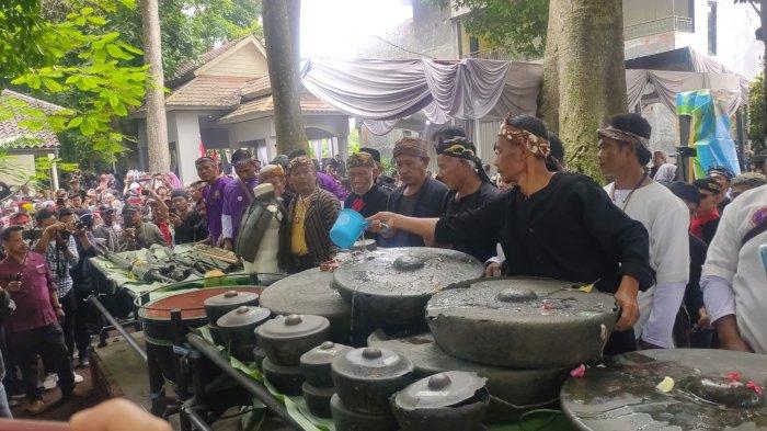 Ritual 'nyiramkeun' benda pusaka kerajaan Talaga Manggung kembali digelar di Museum Talaga Manggung, Kecamatan Talaga, Kabupaten Majalengka, pada Senin (12/9/2022).
