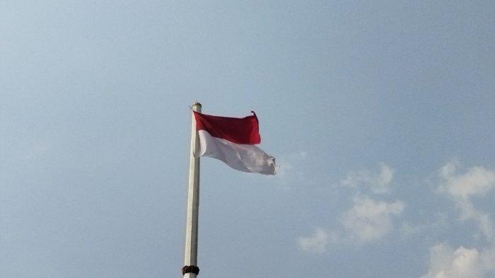 Bendera merah putih yang berkibar di Perkantoran Pemda KBB terlihat robek, Senin (13/3/2023).