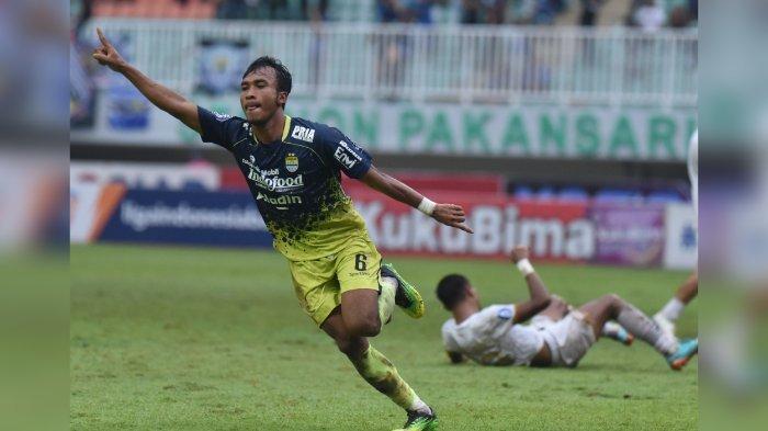 Selebrasi Robi Darwis setelah mencetak gol ke gawang Dewa United, Senin (20/3/2023). Persib Bandung menang 2-1.