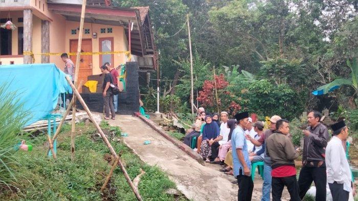 Kondisi rumah korban terlihat dipasang garis polisi.