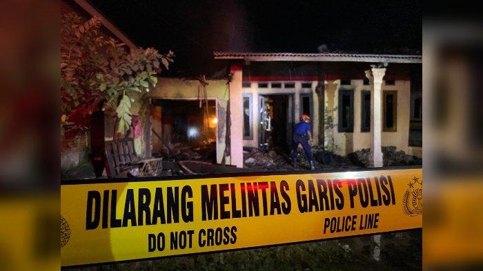 Petugas Damkar Indramayu saat berupaya memadamkan api kebakaran di rumah produksi petasan di Desa Lobener Lor, Kecamatan Jatibarang, Indramayu, Senin (20/1/2025) malam.