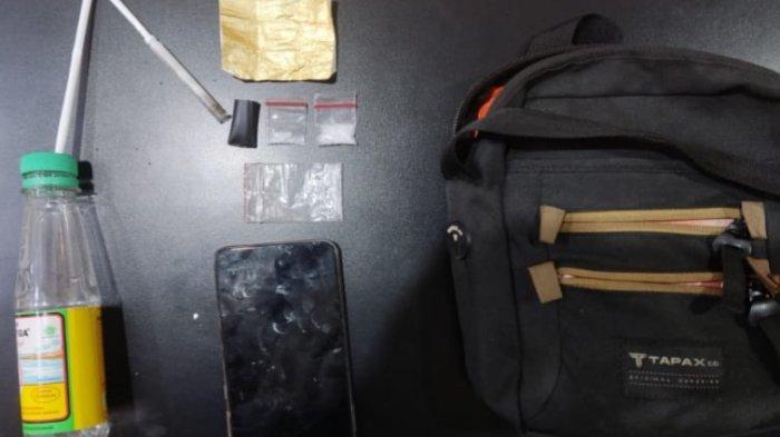 Sabu, perangkat isap sabu, HP serta tas hitam jadi barang bukti
