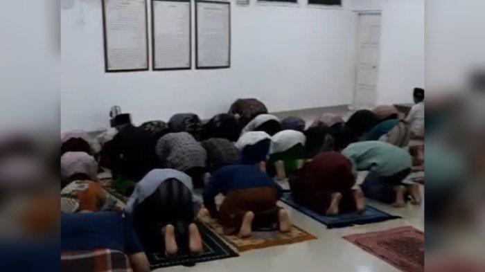 Pelaksanaan salat tarawih kilat di Pondok Pesantren Al-Quraniyah Desa Dukuhjati, Kecamatan Krangkeng, Kabupaten Indramayu, Selasa (12/3/2024) malam.
