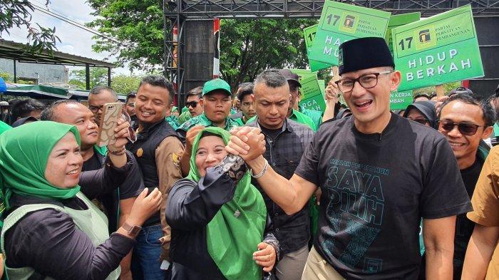 Ketua Bapilu PPP, Sandiaga Uno (kanan), disambut emak-emak saat menghadiri puncak peringatan Harlah ke-51 PPP di Sekretariat DPC PPP Kabupaten Majalengka, Jalan Pemuda, Kecamatan/Kabupaten Majalengka, Minggu (28/1/2024).