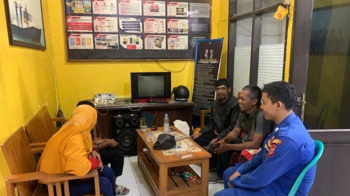 BOCAH MELARIKAN DIRI - Satpolairud Polres Garut saat menyerahkan F (12) ke keluarganya. F merupakan bocah asal Cigondewah Kota Bandung. Dia diketahui lari dari rumahnya hingga Pantai Santolo, Rabu (29/1/2025) malam.
