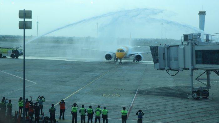 Pesawat Scoot Airlines saat menjalani tradisi water salute setelah mendarat pertama kali di BIJB Kertajati, Kecamatan Kertajati, Kabupaten Majalengka, Sabtu (28/9/2024) lalu.