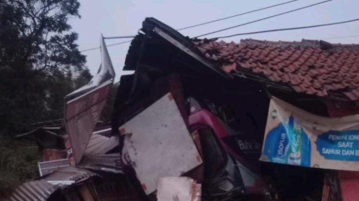 Sebuah mobil Elf Buhe mengalami kecelakaan lalu lintas hingga menghantam sebuah warung, di Desa Hegarmanah, Jatinangor, Kabupaten Sumedan,  Senin (2/9/2024)