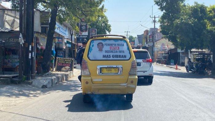 Sejumlah angkot jurusan Sumber-Plered di Kabupaten Cirebon menempelkan foto Wali Kota Solo, Gibran di belakang mobilnya