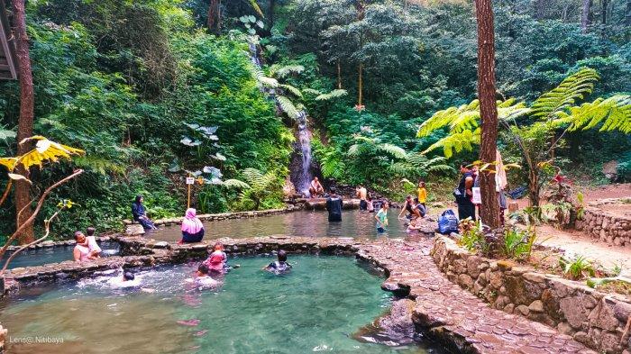 Sejumlah pengunjung saat menikmati Curug Leles di Desa Padaherang, Kecamatan Sindangwangi, Kabupaten Majalengka, Sabtu (5/8/2023)