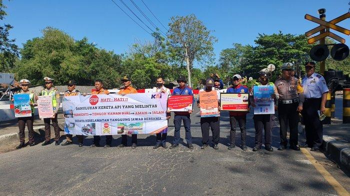 Sejumlah petugas saat sosialisasi keselamatan berlalu lintas di perlintasan kereta api Jalan Slamet Riyadi, Kecamatan Kejaksan, Kota Cirebon, Rabu (12/7/2023)