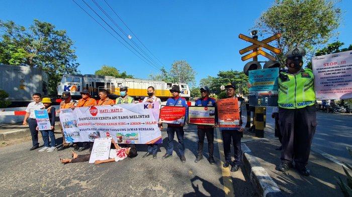 Sejumlah petugas saat sosialisasi keselamatan berlalu lintas di perlintasan kereta api Jalan Slamet Riyadi, Kecamatan Kejaksan, Kota Cirebon, Rabu (12/7/2023)