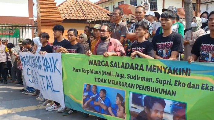 Sejumlah warga yang berjejer tepat di gerbang PN Cirebon juga terlihat membentangkan sejumlah spanduk bertuliskan, 