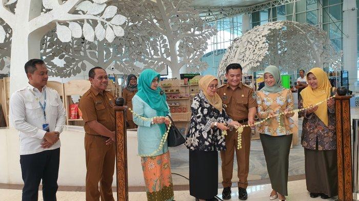 Sekjen Dekranasda Jabar, Dewi Sartika (tengah), didampingi Penjabat Bupati Majalengka, Dedi Supandi (ketiga kanan), dan Penjabat Ketua Dekranasda Majalengka, Erlita Widiasih (kedua kanan), saat meresmikan Majastore di BIJB Kertajati, Kecamatan Kertajati, Kabupaten Majalengka, Selasa (10/12/2024)