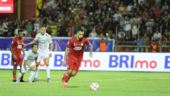 PENALTI - Proses penalti yang Semen Padang yang dieksekusi Bruno Gomes. Semen Padang bisa menjebol gawang Persib Bandung dan sempat unggul 1-0 sebelum kalah 1-4.