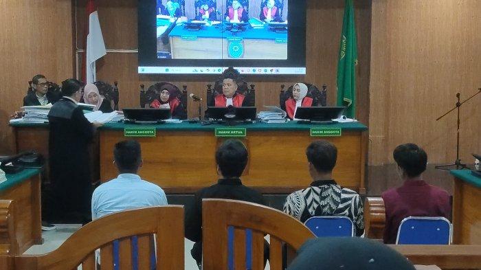 Sidang Peninjauan Kembali (PK) enam terpidana kasus Vina yang digelar di Pengadilan Negeri (PN) Cirebon pada Kamis (12/9/2024), resmi diskors sekitar pukul 11.30 WIB
