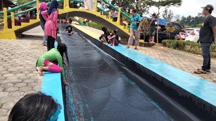 Wisatawan saat mencoba perosotan yang panjang 40 meter di Side Land, Kuningan.